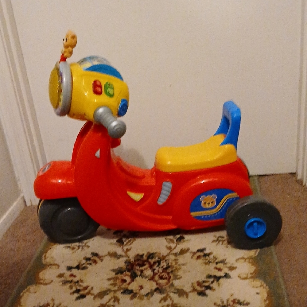 2-in-1 Map and Go Scooter Ride On